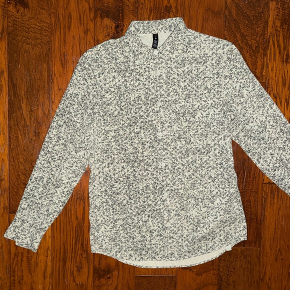 Lululemon Commision Long Sleeve Shirt in Green Fern / Smoked Spruce - Picture 15 of 15